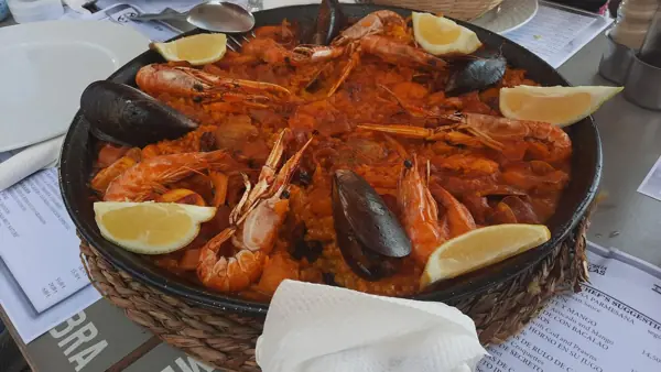 Paella de marisco con gambones y mejillones