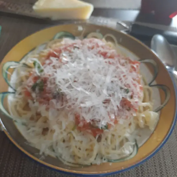Spaghetti con tomate y parmesano rallado