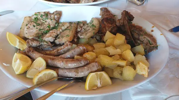 Parrillada de carnes con patatas